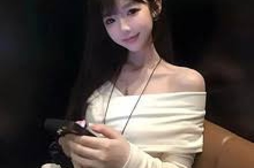 从千万粉顶流到全网封禁网红白冰的崩塌之路：一场被欲望吞噬的逆袭神话