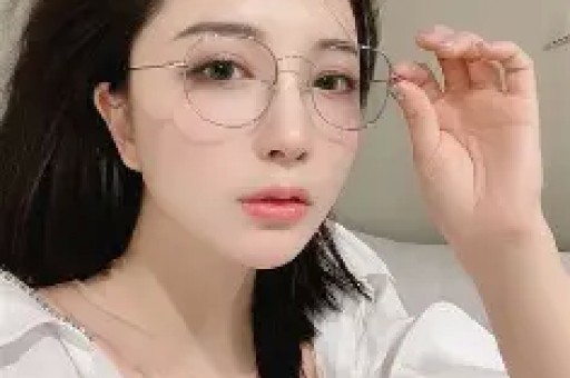 真猛！女演员周也卧室亲密被拍拥抱接吻一条龙粉丝提醒拉窗帘