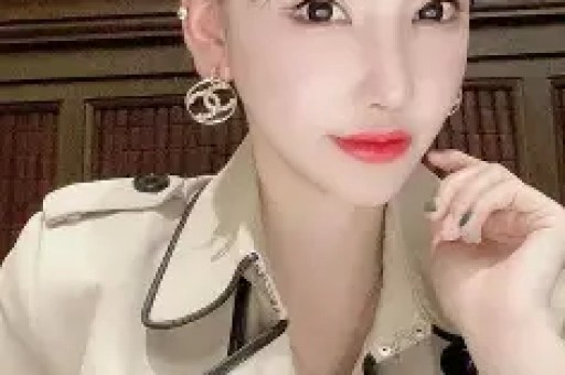 王思聪前女友黄一鸣被曝猛料 被60岁大爷包 嚣张回应 闪闪生父被